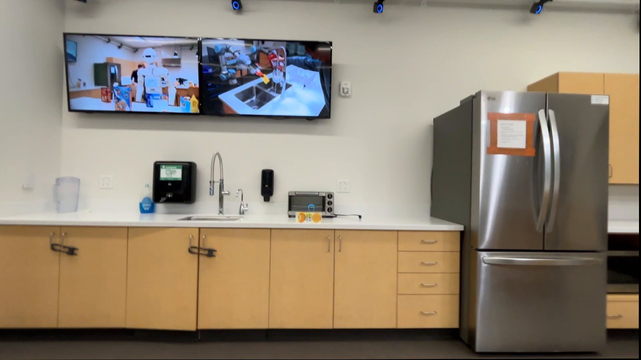 HomeBody Unitree G1 in kitchen