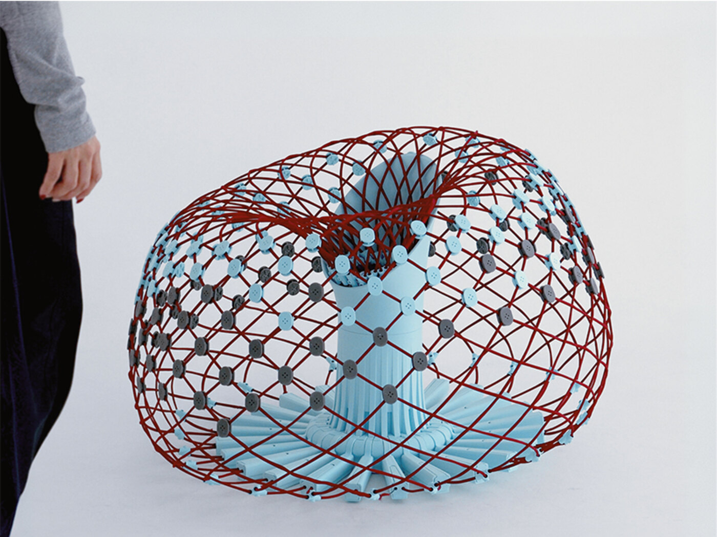 ნაქსოვი ნიტინოლი წითელ თოკში. ფოტო: Jisu Yoon / Designboom