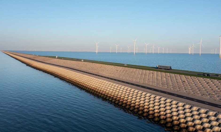 Benthem Crouwel-მა Afsluitdijk-ი განაახლა, და ჯებირი ახლა ისეთ შტორმს გაუძლებს, რომელიც 10 000 წელიწადში ერთხელ ხდება