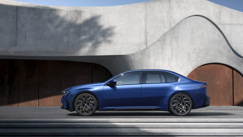 The new BMW i3 50 xDrive, side profile