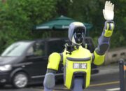 ჰუმანოიდი რობოტი DR02 წვიმაში მუშაობს: Deep Robotics-მა ის ქუჩაში გამოსცადა
