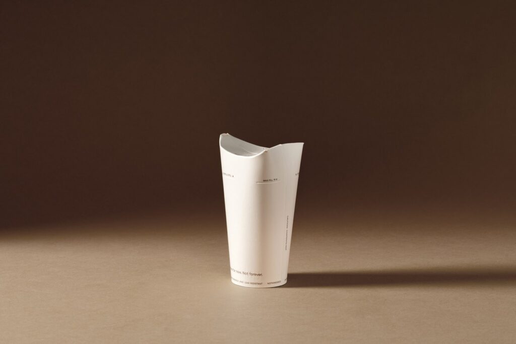 Nothing compostable paper takeaway cup with fold-down lid, photo 2