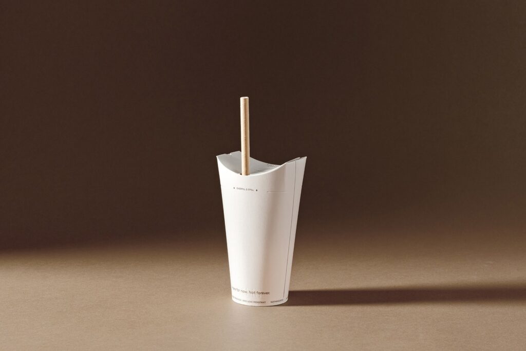 Nothing compostable paper takeaway cup with fold-down lid, photo 3