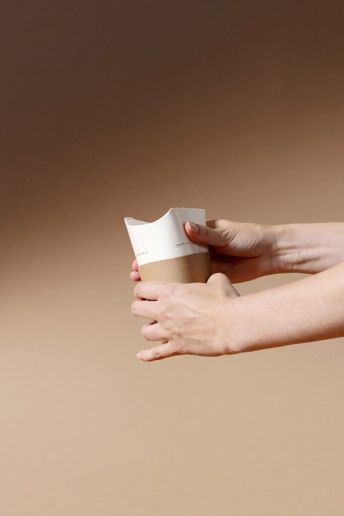 Nothing compostable paper takeaway cup with fold-down lid, photo 4