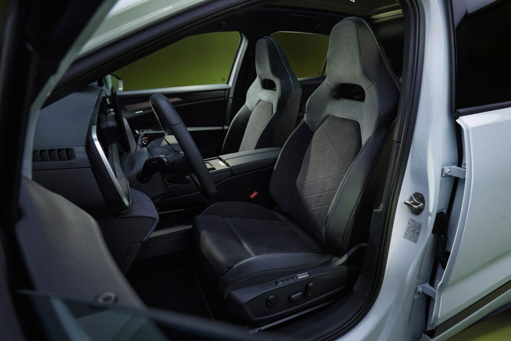 ID. Tiguan R-Line front seats