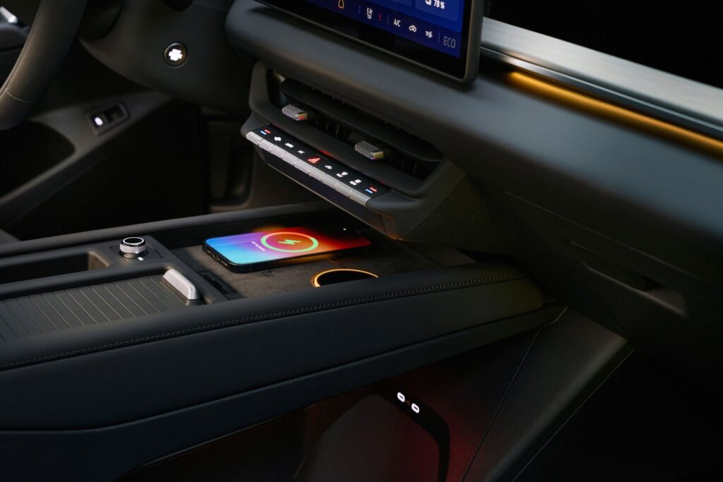 ID. Tiguan centre console with Qi2 wireless chargers